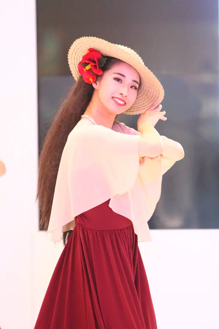 フラを踊る大人の生徒さん