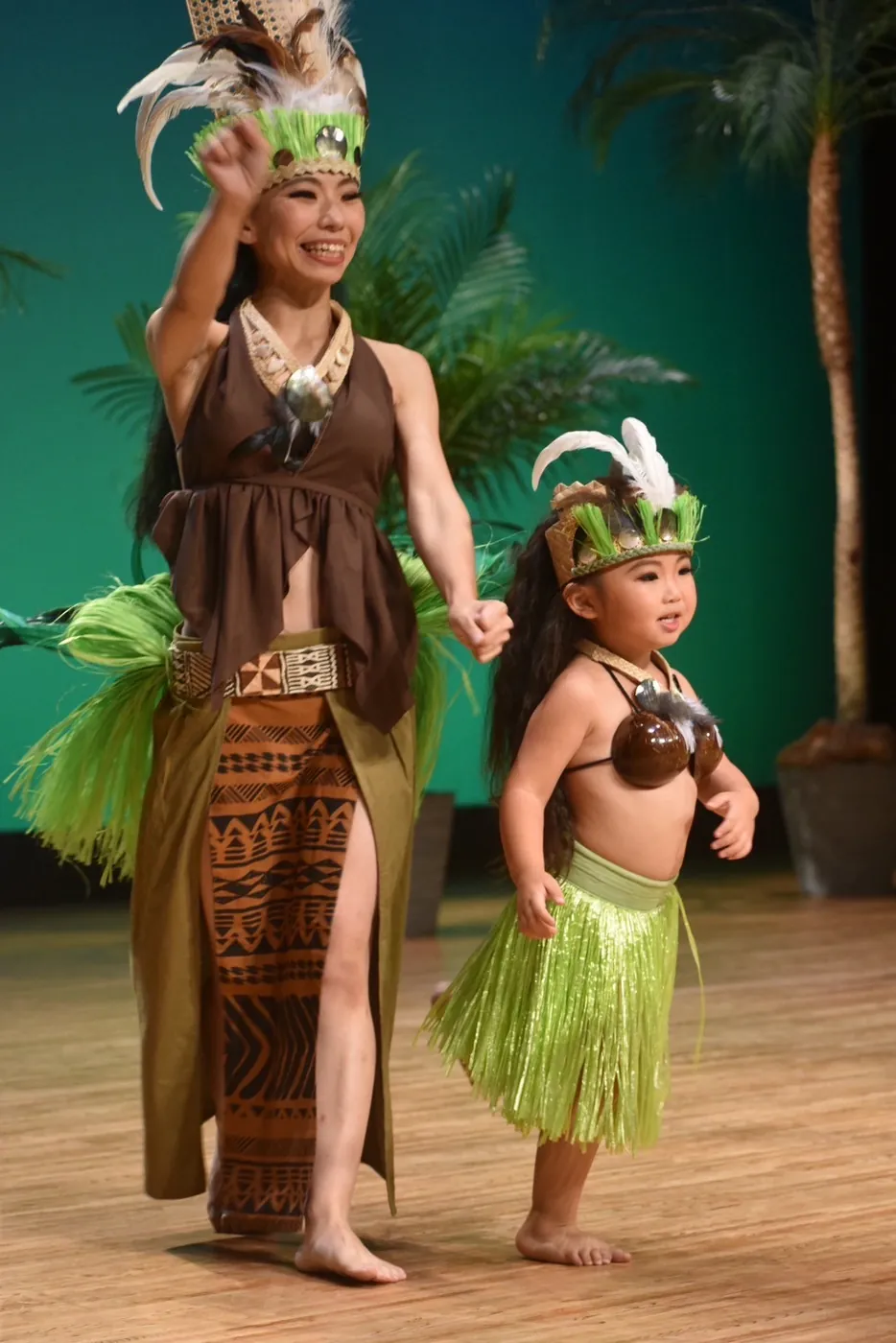 親子でタヒチアンを踊るステージ