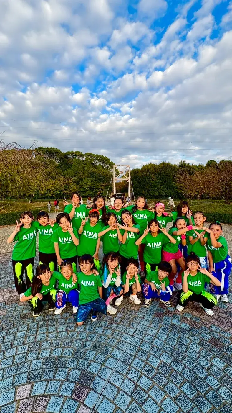team.N のメンバーが屋外で撮った集合写真