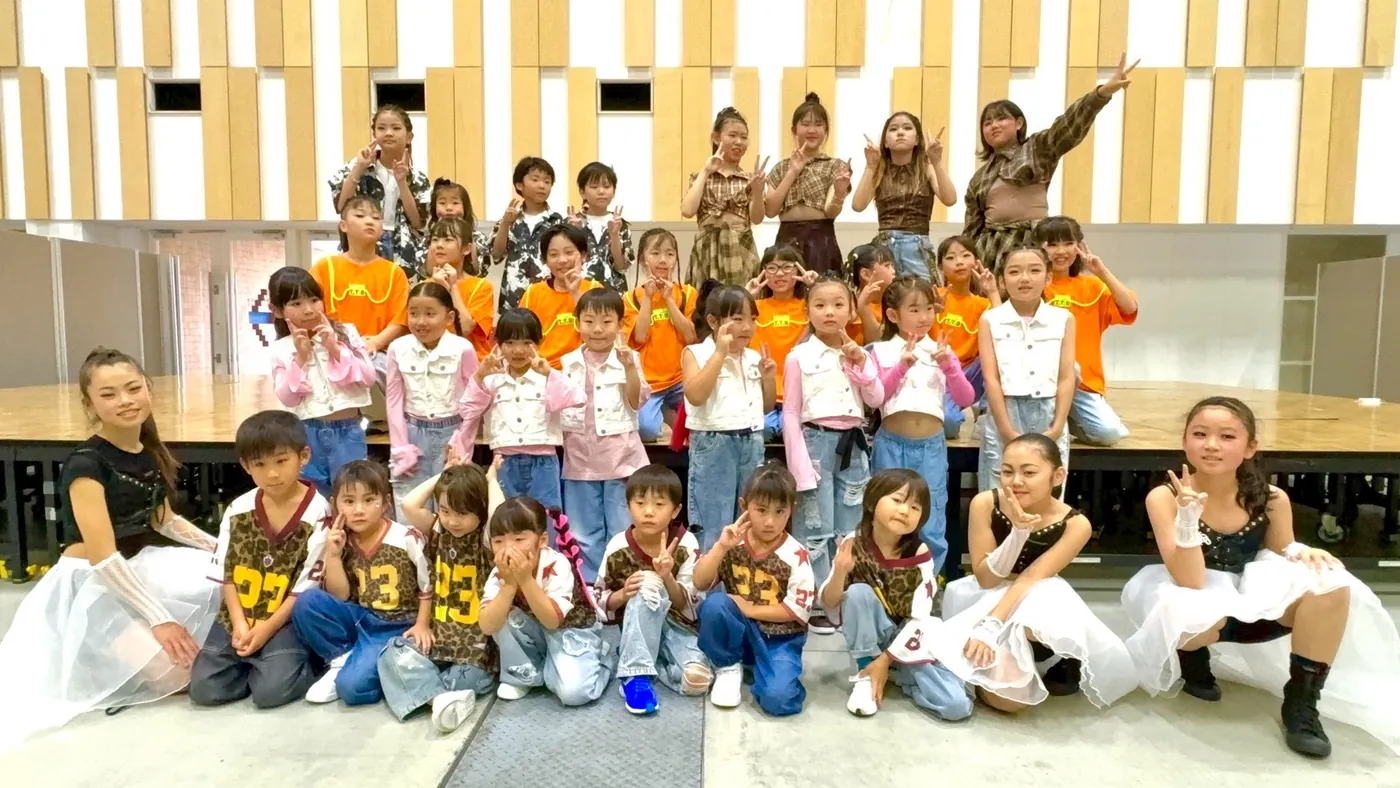 イベントに出演した team.N の大人数の集合写真