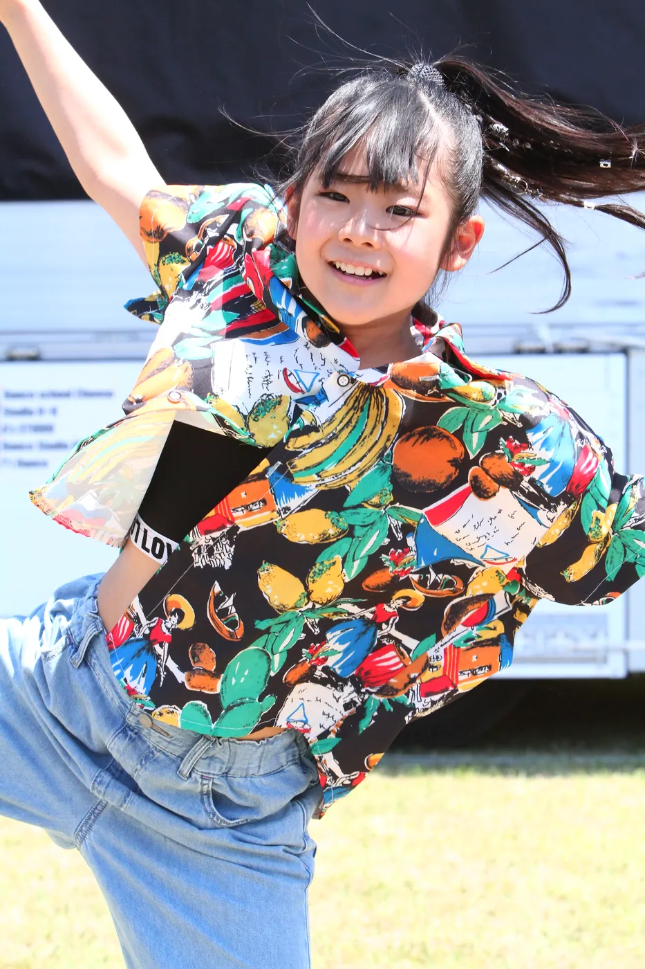 風になびく髪で楽しそうに踊るキッズダンサー
