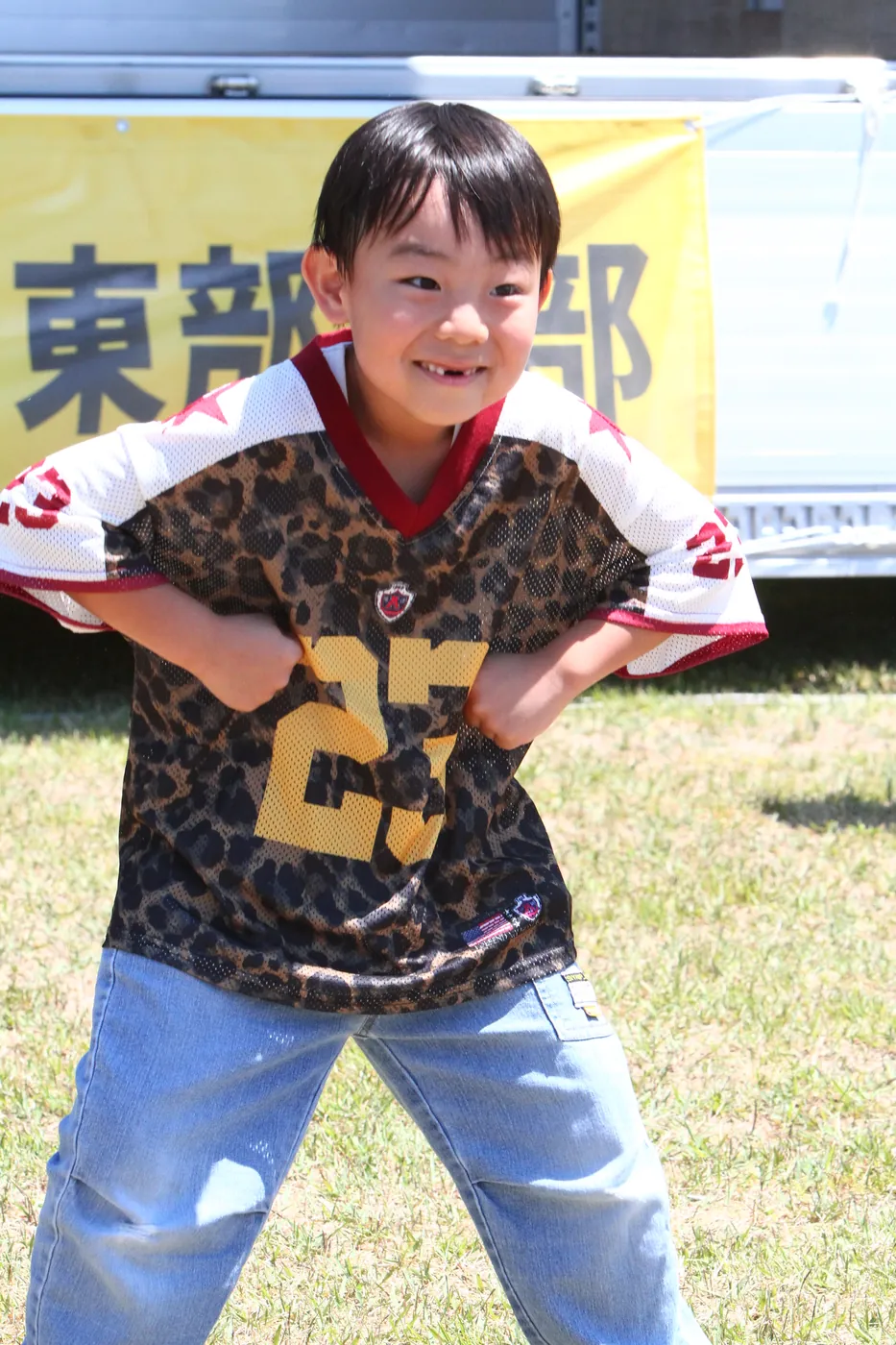 レオパード柄のジャージでポーズを決める男の子