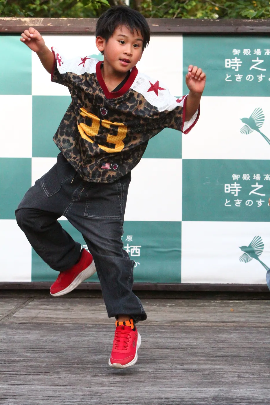 ジャンプするキッズダンサー