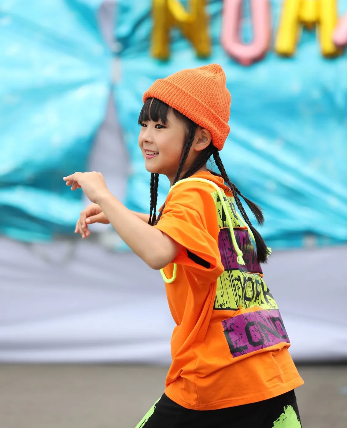 ニット帽をかぶって踊る女の子